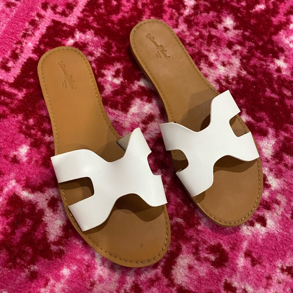 Universal Thread Sandals